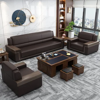 Офис диван, модерна проста бизнес приемна, три на човек, на нови гости в офиса за водене на преговори, набиране на масички