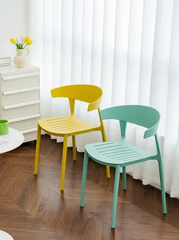 Трапезни столове, семейни спални, минималистичные пластмасови столове, малки семейни дневни, всекидневни столове с облегалка
