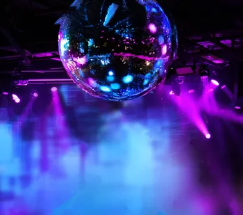 Цветна диско-огледално кълбо с led диджейскими лампи, на фона на нощен клуб, висококачествен фон за вечерни снимки с компютърна печат